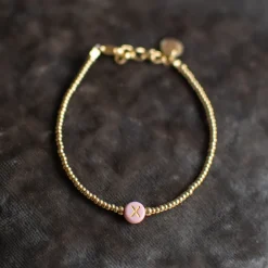 DAMES Mooi! Jewels Sieraden^Armband met roze letter | Goud