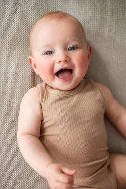 Lässig Rompers^Baby body | Ribbed light brown |