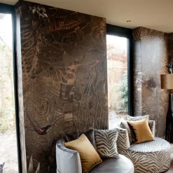 Poespas Home Behang^Behang Wanderlust | Donkerbruin