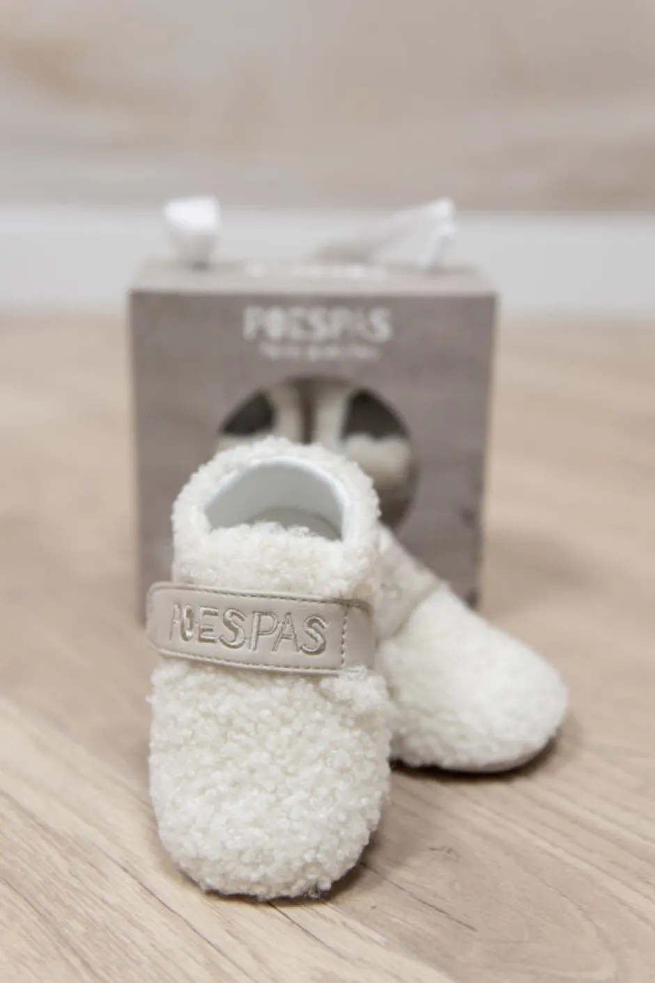 Poespas Schoenen & Slofjes^Teddy pantoffels | Vegan leather & klittenband