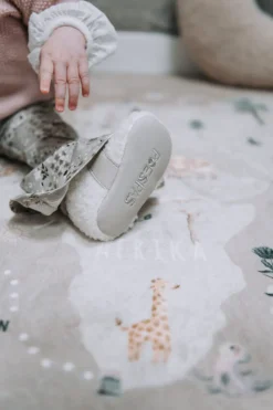 Poespas Schoenen & Slofjes^Teddy pantoffels | Vegan leather & klittenband